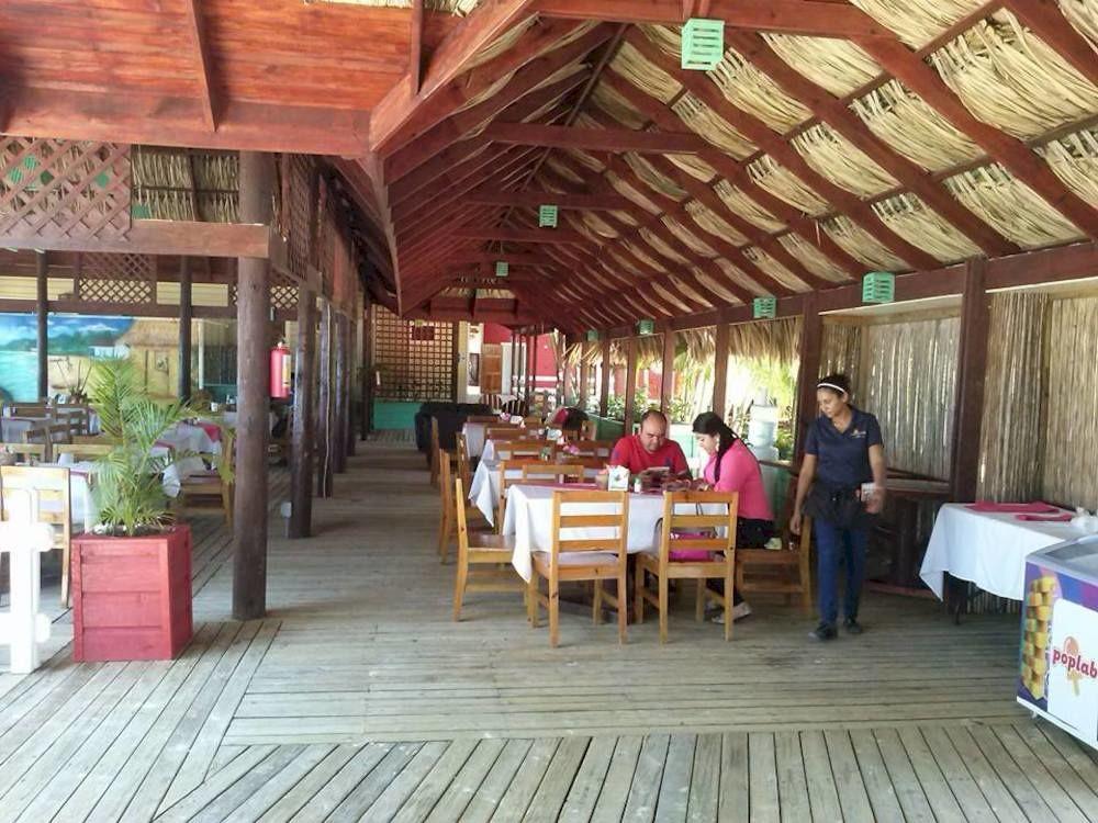 Las Palmas Beach Hotel Dixon Cove Exterior foto